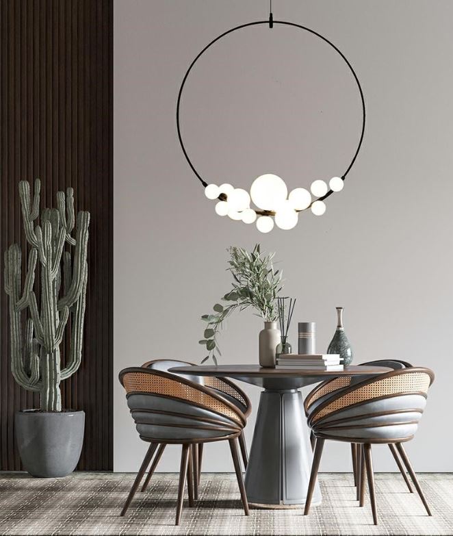 Lampa wisząca w kształcie wieńca roccio nad stołem